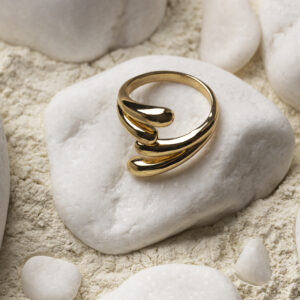 Anillo oro moderno y elegante. Oro 24K
